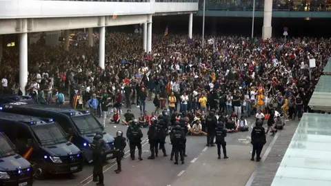 Protesta en el aeropuerto el 14 de octubre de 2019