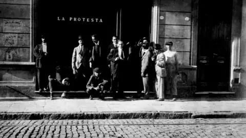Frente del peri&oacute;dico anarquista "La Protesta" en 1904. Foto: gentileza del Archivo General de La Naci&oacute;n.