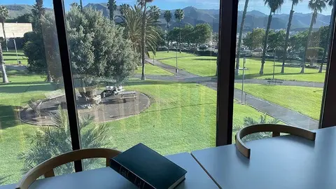 Vistas que acompa&ntilde;an a los fondos bibliogr&aacute;ficos de Javier Muguerza en la biblioteca del campus de Guajara en La Laguna (foto de RRA)