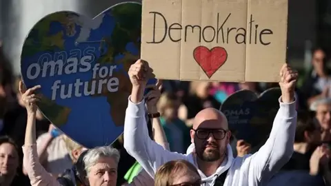 Manifestaci&oacute;n en Berl&iacute;n en protesta a la creciente violencia y ataques contra pol&iacute;ticos de cara a las elecciones europeas