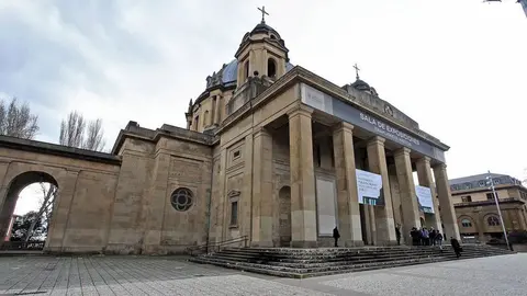 Imagen de la fachada principal de Los Ca&iacute;dos, Pamplona