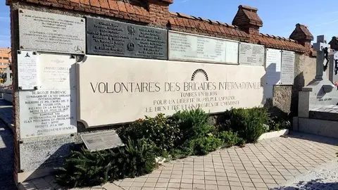 Placa en honor a los combatientes extranjeros llegados a la capital para defenderla de los sublevados (P&uacute;blico)