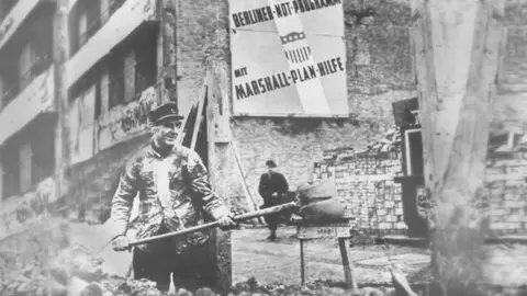 El cartel anuncia la financiaci&oacute;n, a trav&eacute;s del Plan Marshall, de parte de las obras de reconstrucci&oacute;n de Alemania Occidental