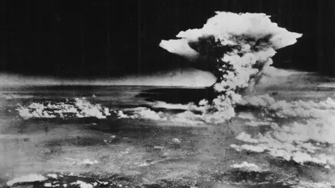 Con el lanzamiento sobre la poblaci&oacute;n civil de las bombas at&oacute;micas de Hiroshima y Nagasaki, el mundo b&eacute;lico cambi&oacute; para siempre