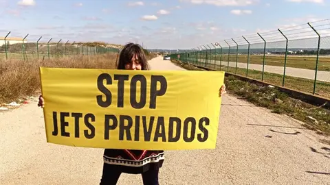 15/3/2023. Palma de Mallorca, Islas Baleares, Espa&ntilde;a.Activistas de Greenpeace, Extinction Rebellion, Fridays for Future y Amigos de la Tierra protestaron ayer en el aeropuerto de Palma para exigir la prohibici&oacute;n de los jets privados.Coincidiendo con el desfile de carnaval el pr&oacute;ximo domingo 19 de febrero en Palma de Mallorca, un grupo de activistas denunciar&aacute; los jets privados a trav&eacute;s de una parodia para la que usar&aacute;n un avi&oacute;n gigante de cart&oacute;n.El aeropuerto de Palma registr&oacute; 19.618 movimientos de jets privados en 2022, primer aeropuerto espa&ntilde;ol en este ranking.Grupos ecologistas est&aacute;n denunciando esta semana en Mallorca el impacto en el clima y en el entorno de los vuelos privados. Activistas de Greenpeace, Extinction Rebellion, Fridays for Future y Amigos de la Tierra participaron ayer en una protesta en el aeropuerto de Palma de Mallorca para exigir la prohibici&oacute;n de los jets privados y, con motivo del desfile de carnaval, har&aacute;n lo mismo el pr&oacute;ximo domingo 19 de febrero a las 17h mediante una performance en tono par&oacute;dico en la Plaza de Espa&ntilde;a de la capital balear para la que usar&aacute;n un avi&oacute;n gigante de cart&oacute;n. &copy;Greenpeace