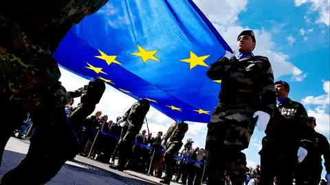soldiers-eu-flag-europeanparliament