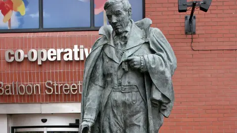 Robert_Owen_Statue,_Balloon_Street,_Manchester