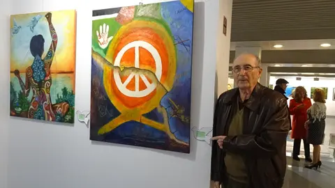 Ram&oacute;n Palmeral con su cuadro