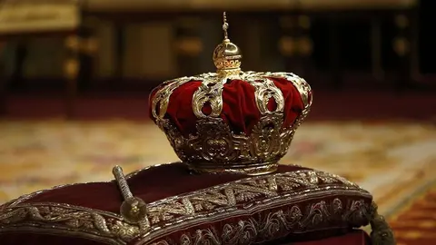 Corona tumular de los reyes de Espa&ntilde;a con el cetro.  Wikipedia.
