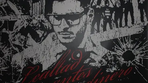 El mural con el lema del artista.
