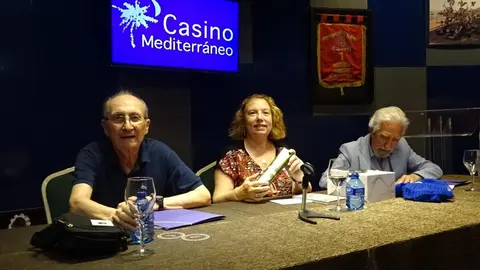 1.-Tres en la mesa