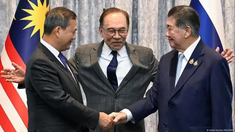 El primer ministro de Malasia, Anwar Ibrahim centro, Hun Manet Camboya (izquierda), y Phumtham Wechayachai (derecha)