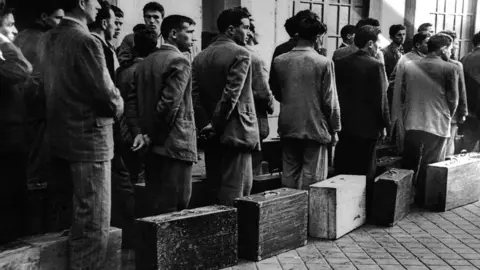Inmigrantes espa&ntilde;oles se disponen a abandonar el pa&iacute;s con destino al extranjero