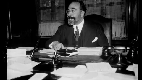 En su despacho de la embajada de Espa&ntilde;a en Washington (octubre, 1936)