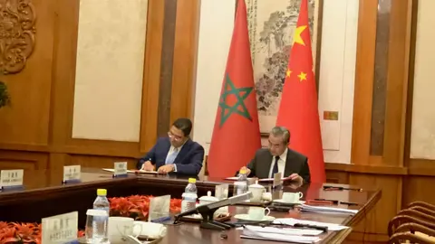 Nasser Bourita y  Wang Yi, firman Memorando de Entendimiento que establece un mecanismo de Di&aacute;logo Estrat&eacute;gico entre los Ministerios de AAEE de Marruecos y China