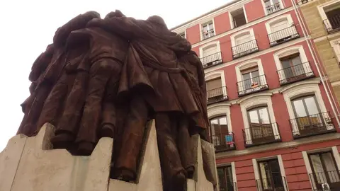 Desde_abajo,_Monumento_a_los_Abogados_de_Atocha,_Madrid,_Espa&ntilde;a,_2015