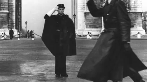 Bundesarchiv_Bild_146-1978-053-30,_Paris,_vor_dem_Truimphbogen