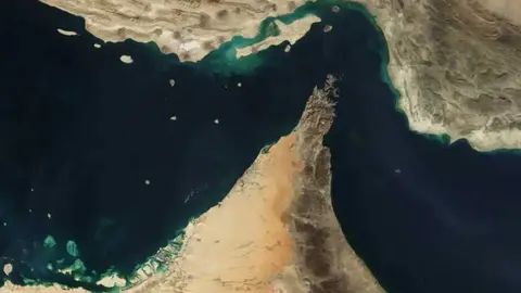 Vista de sat&eacute;lite del estrecho