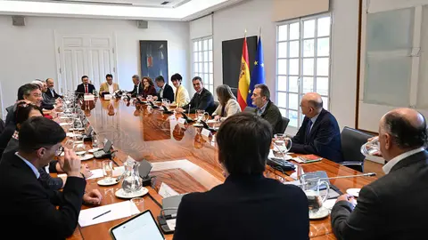 El presidente del Gobierno, Pedro S&aacute;nchez, y la ministra de Inclusi&oacute;n, Seguridad Social y Migraciones, Elma Saiz, en la reuni&oacute;n con actores institucionales y organizaciones que han apoyado el proceso de regularizaci&oacute;n. | Pool Moncloa/Borja Puig. La Moncloa