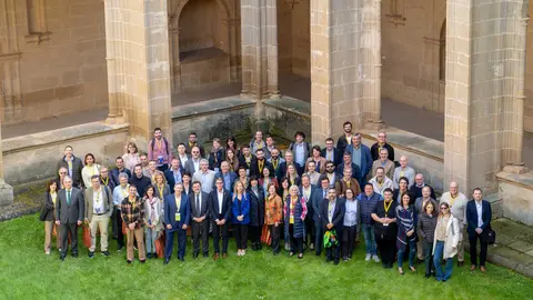 Los asistentes en el claustro del Monasterio de Yuso en San Mill&aacute;n de la Cogolla | Foto: CLABE