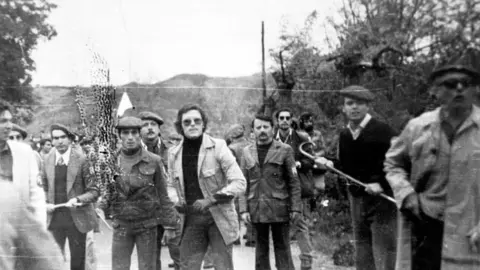 Foto de Montejurra del 9 de mayo de 1976. Garc&iacute;a-Verde, el asesino, &ldquo;el hombre de la gabardina&rdquo; (dcha.), a su izquierda los terroristas neofascistas italianos Stefano delle Chiaie  y Augusto Cauchi, y Emilio Berra "el Chacal" de la triple A
