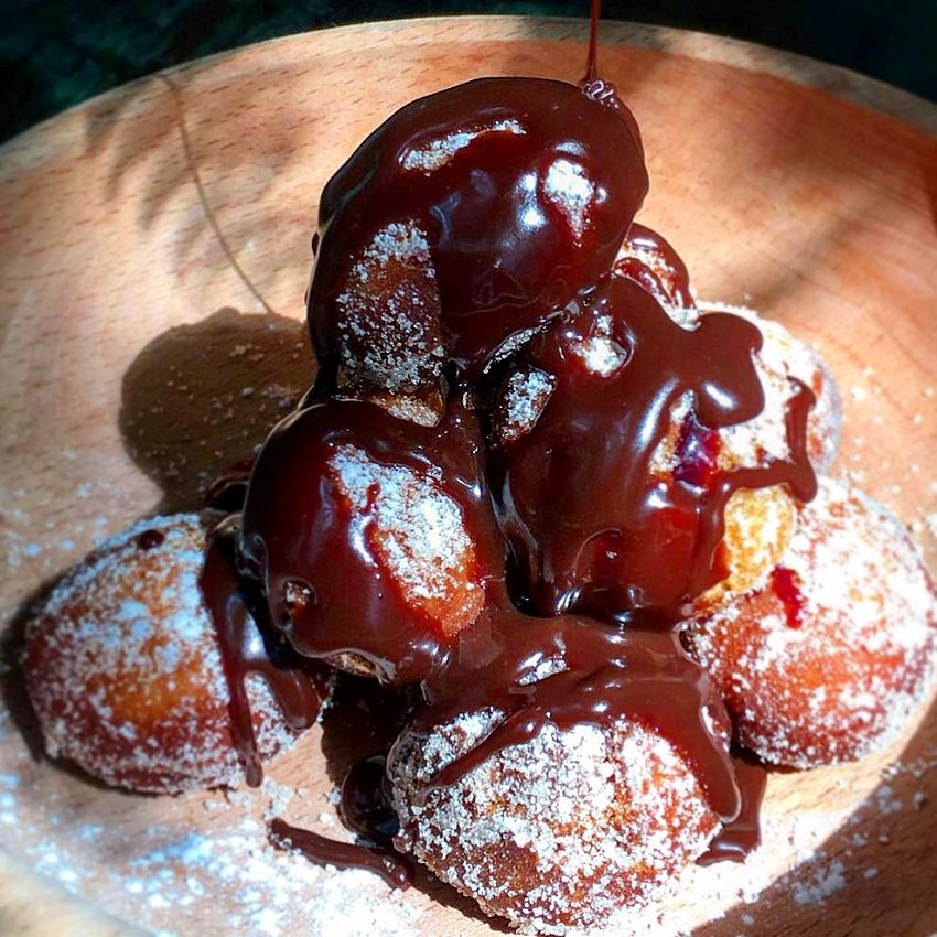 Donuts-rellenos-con-salsa-chocolate