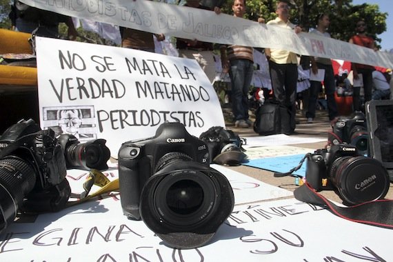GUADALAJARA, JALISCO 28ABRIL2013.- A un año del asesinato de la Periodista Regina Martínez se llevo a cabo una protesta en el parque Revolución, en donde periodistas de diversos medios se congregaron para exigir justicia y manifestar solidaridad a los comunicadores que han sido victimas del crimen organizado, la protesta fue simultanea en varios estados de la República.FOTO: FERNANDO CARRANZA GARCÍA /CUARTOSCURO.COM