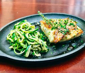 Pargo-a-la-sarten-con-fetuccine-de-calabacines-y-pasta-de-aceitunas-negras-300x256