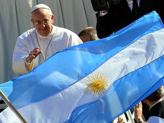 Papa y bandera argentina