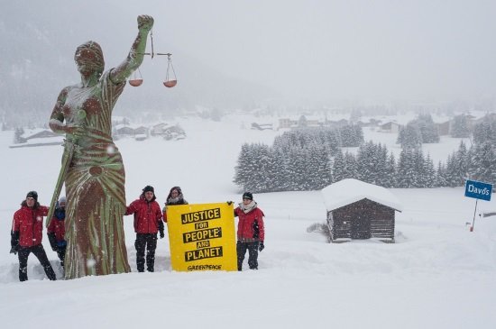Activistas de Greenpeace Suiza han desvelado una estatua de Justicia de 6m de alto en las afueras de Davos antes del Foro Económico Mundial. (Foto: Greenpeace).