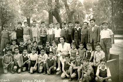 1947. Un grupo de niños del Colegio Madrid en México posa junto a su maestra. (Foto: Colegio Madrid)