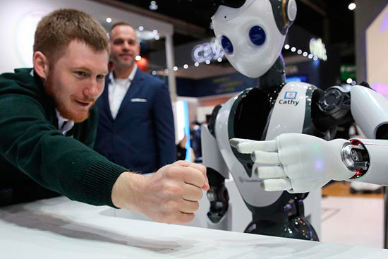 Un robot interactúa con una persona en el Mobile World Congress