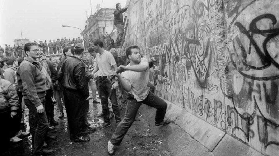 Resultado de imagen para caida del muro de berlin