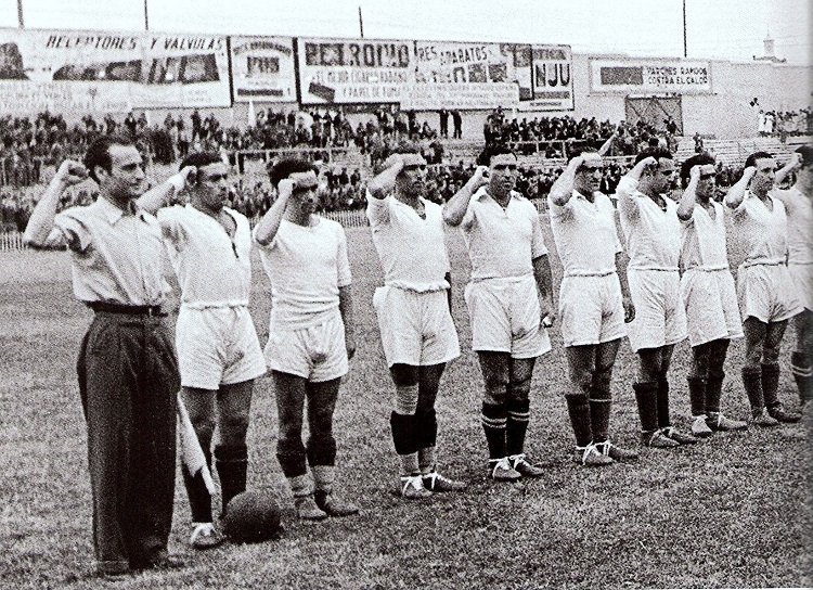 Jugadores del Madrid CF realizando el saludo republicano en 1937. (Foto: Internet)