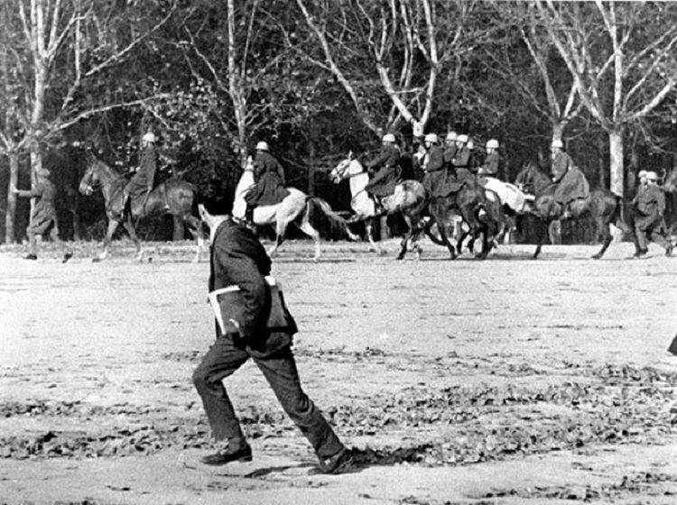 1968 Policia Armada a caballo ante disturbios en la Ciudad universitaria de Madrid