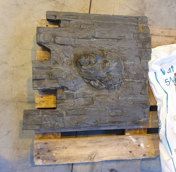 Placa metal homenaje a FLC