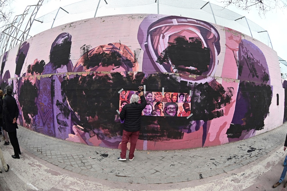 GRAF596. MADRID, 08/03/2021.- Una mujer junto al mural feminista 
