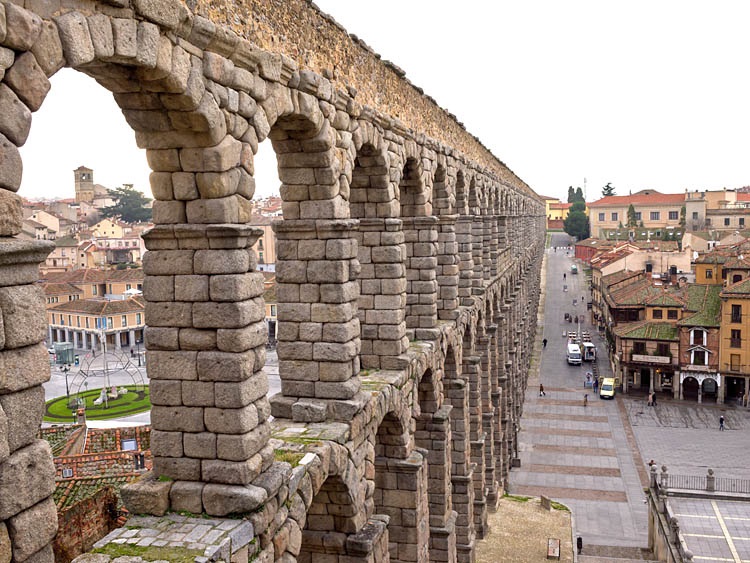 Acueducto de Segovia con la iglesia de El Salvador al fondo y con las plazas de la Artillería a la izquierda y del Azoguejo a la derecha, Castilla León, España.