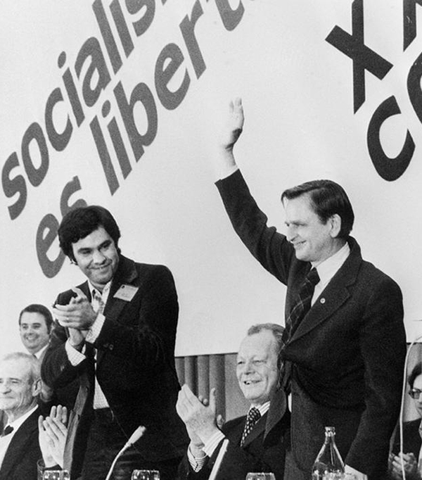 XXVII CONGRESO PSOE: Madrid, 05-12-1976.- Esta maÒana se  iniciaron las sesiones del XXVII Congreso del Partido Socialista Obrero espaÒol (PSOE), primero que tuvo lugar en el paÌs desde la Guerra Civil, pero todavÌa en la clandestinidad. En Èl, Felipe Gonz·lez fue reelegido como secretario General y recibiÛ el respaldo de los principales dirigentes europeos. En la imagen de izda.a dcha.: Felipe Gonz·lez, Willy Brandt y Olof Palme. EFE/rba