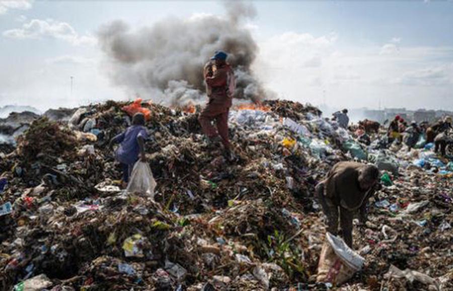 Montañas de basura de ropa usada terminan en África contaminando los ríos y  el aire