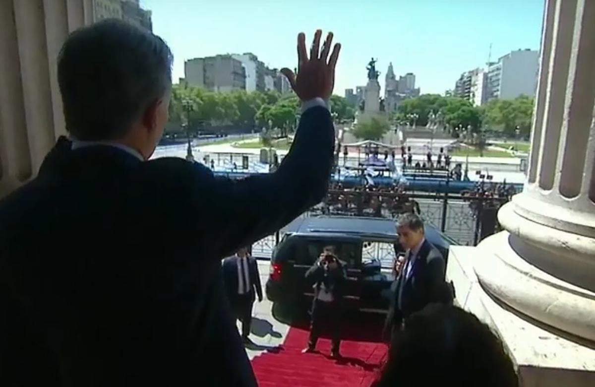 Mauricio Macri saludando a una plaza vacía