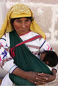 Madre huichola con su hijo