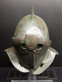 Casco_de_un_secutor._Museo_Arqueológico_Nacional_de_Nápoles