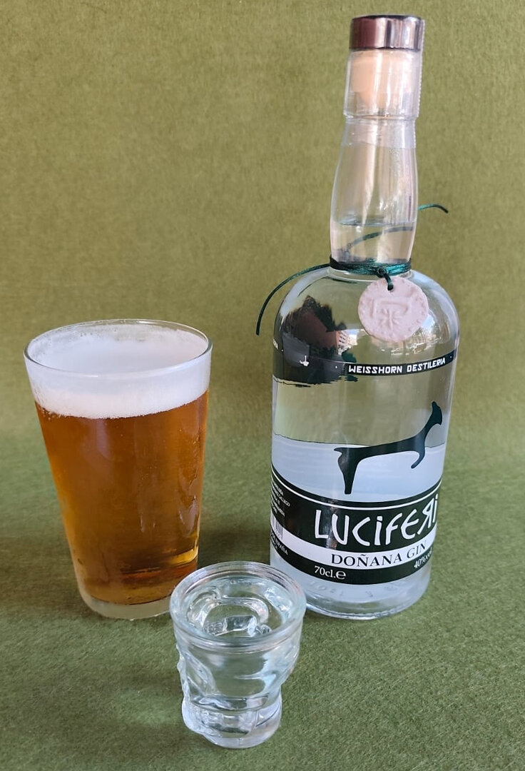 Luciferi con snaps y cerveza