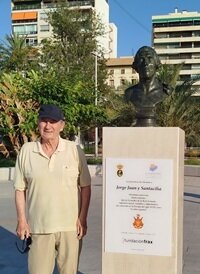 1.-Busto de Jorge Juan con Ramón Palmeral (Foto Palmeral)