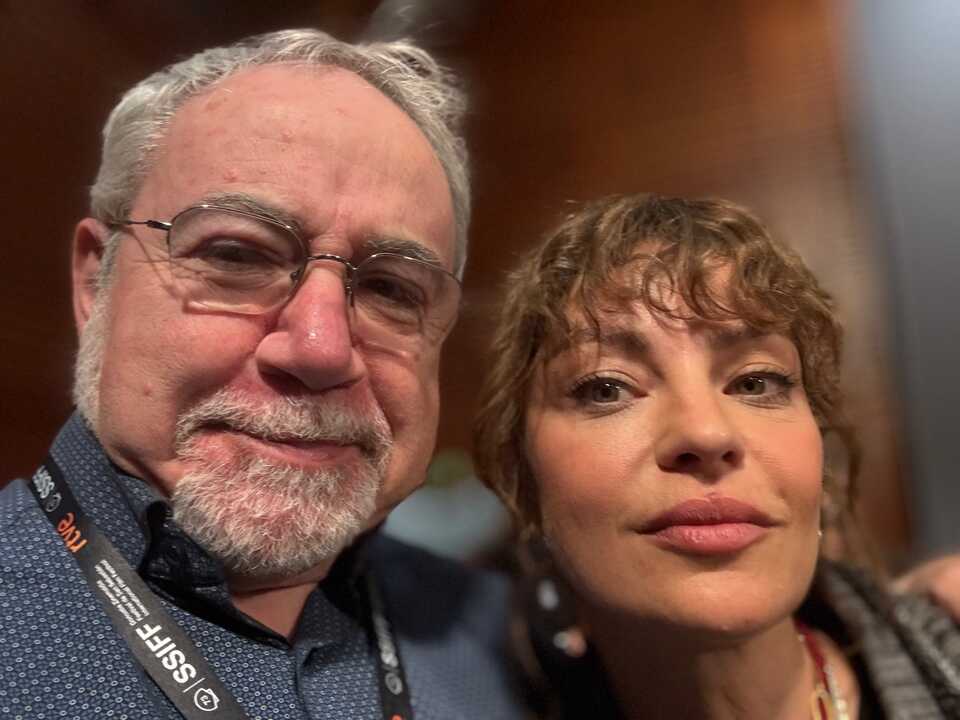 Roberto R. aramayo con Dolores Fonzi tras la rueda de prensa