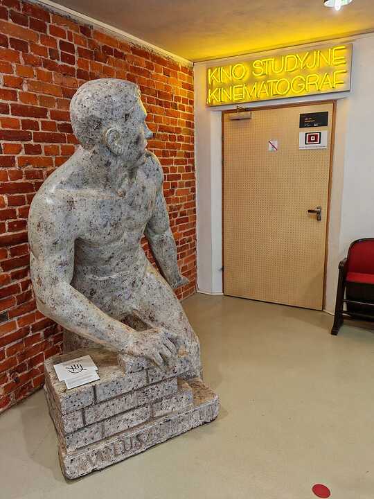 Muzeum Kinematografii w Łodzi. Rzeźba, Mateusz Birkut z filmu Człowiek z marmuru [2].