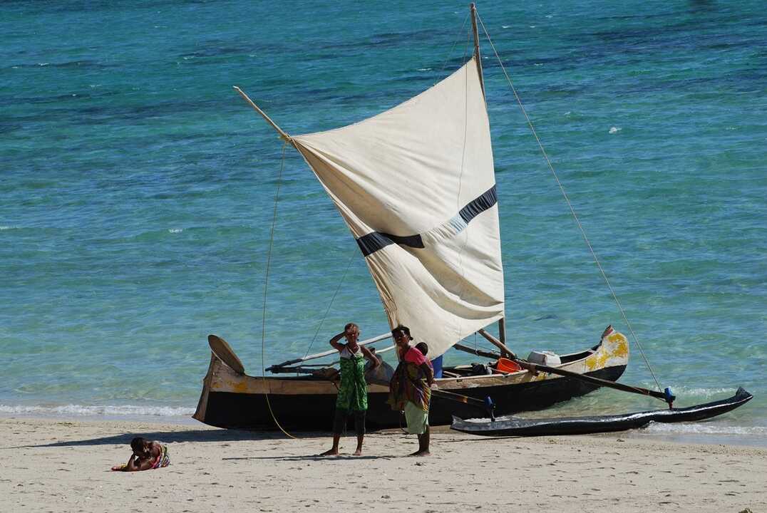 Madagascar_-_Traditional_fishing_pirogue