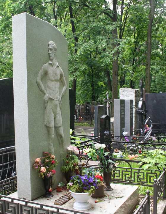 Tumba de Ígor Netto con un monumento dedicado a su memoria