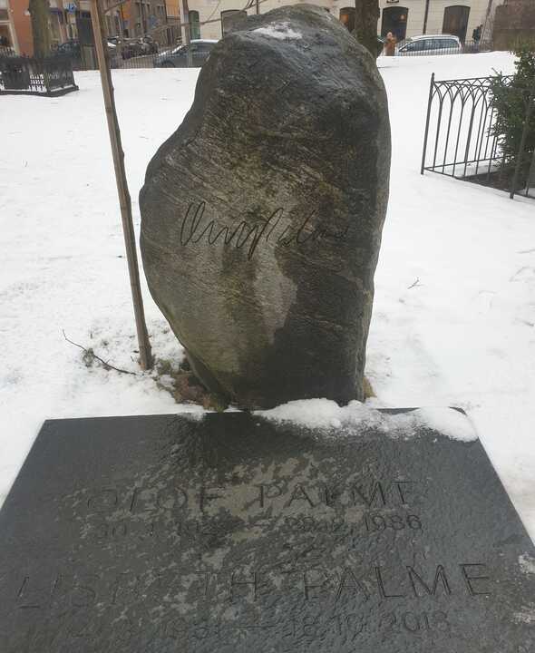 Tumba de Olof Palme en el cementerio de la Iglesia Adolf Fredrik en el centro de Estocolmo